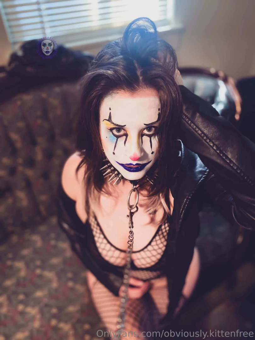 Live-streaming clown slut wild clown porn sloppy blowjobs topless 