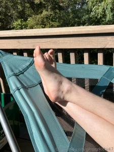 Sneaky feet shot courtesy of uncut_alex