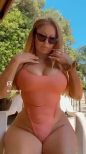 If you like my booty watch til the end and give me a