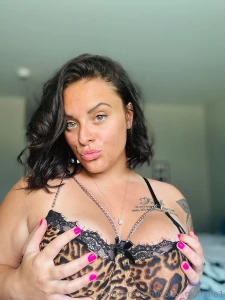 Whisper in my ear what you d do if you had 5 minutes alone with me