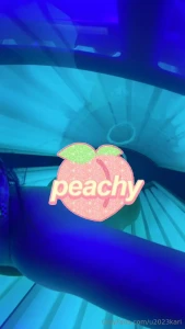 Cute booty pic in the tanning bed such a naughty girl for you