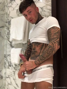 Eddy smallbutbig96 is a fitness influencer and barber from the uk with