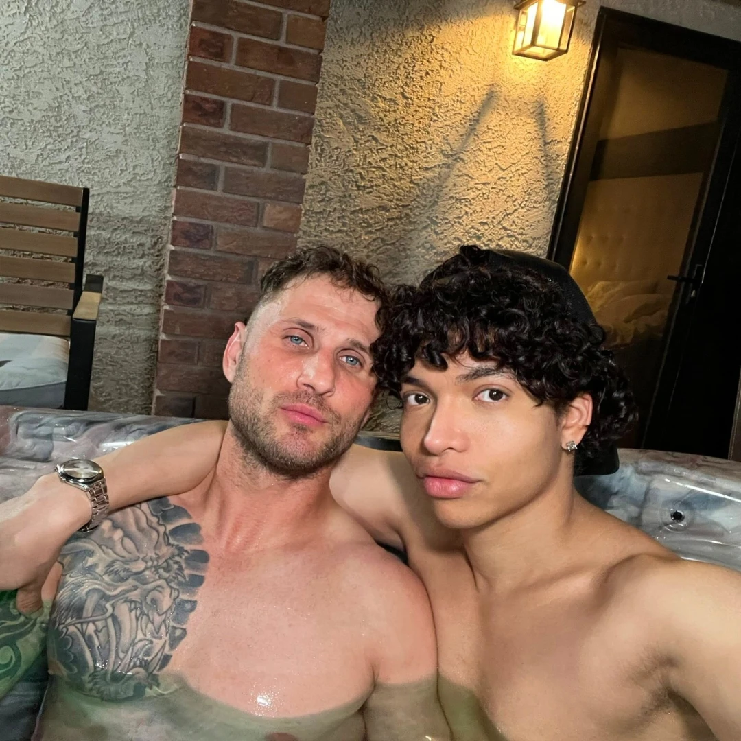 Two sexy friends come together in one 20-min long video enjoy the 