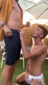 I was chilling on the hotel terrace soaking up the sun when this guy