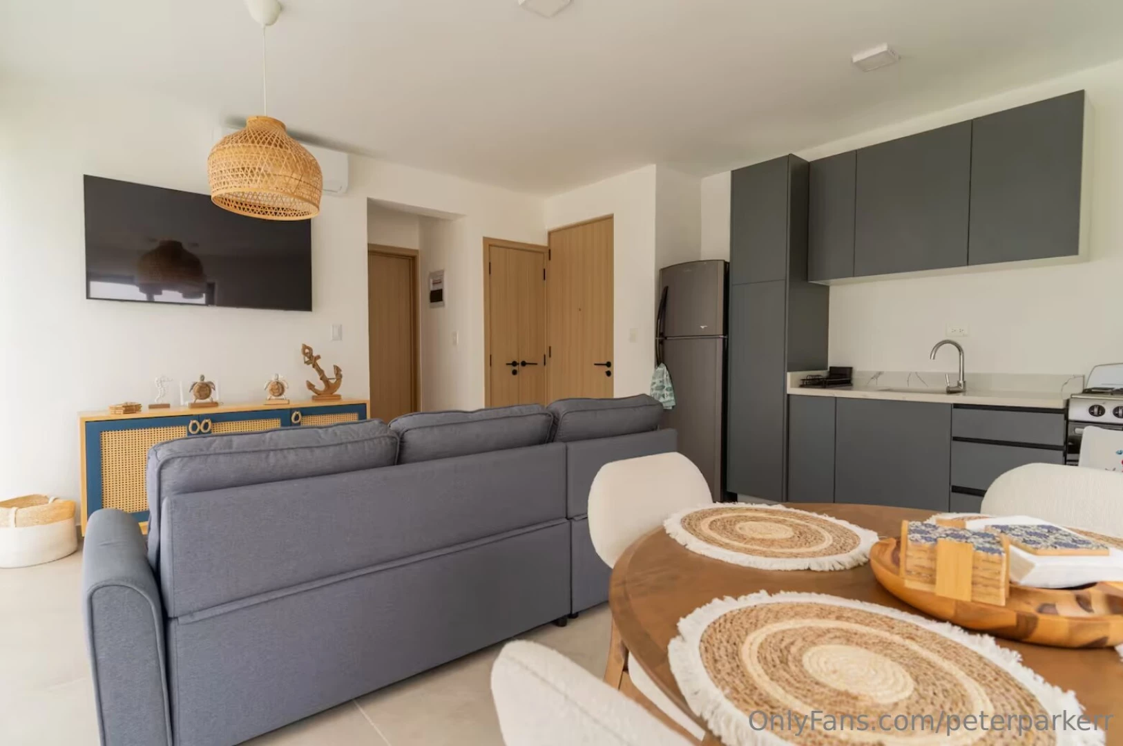 It was -22 c today where i live f uck that so i booked a brief airbnb part 1 