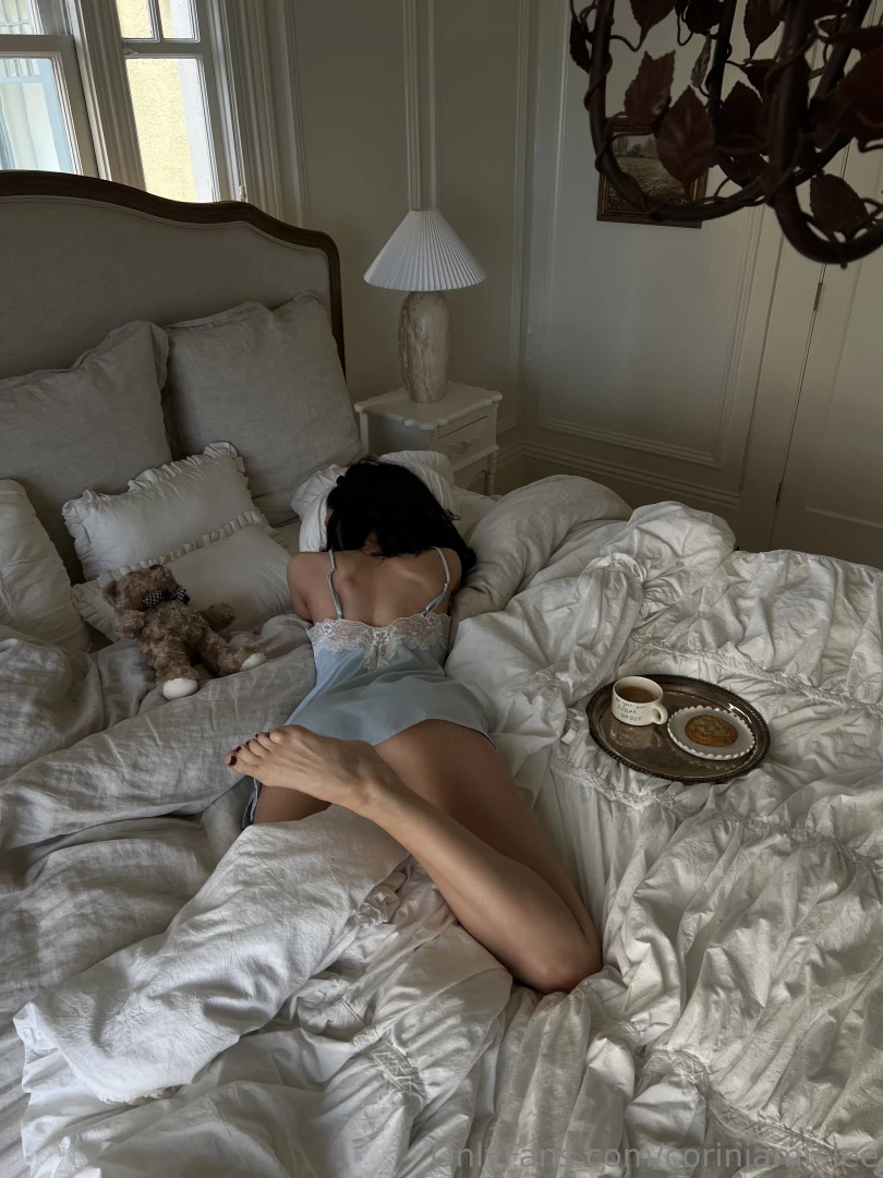 Wanna leave but the bed is so comfyy 