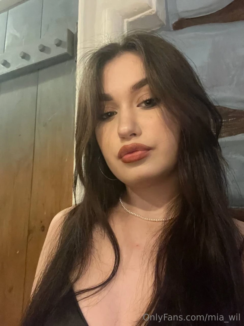 Day makeup is the art of emphasizing natural beauty keeping it light 