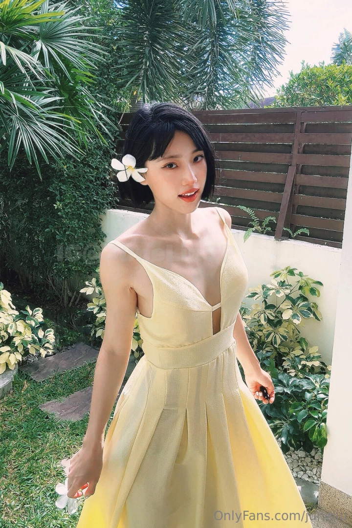 Swipe right to join me at the swimming pool xdd 