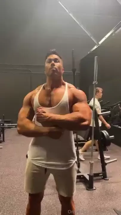 Do you like your men very big very tall amp very chiseled 