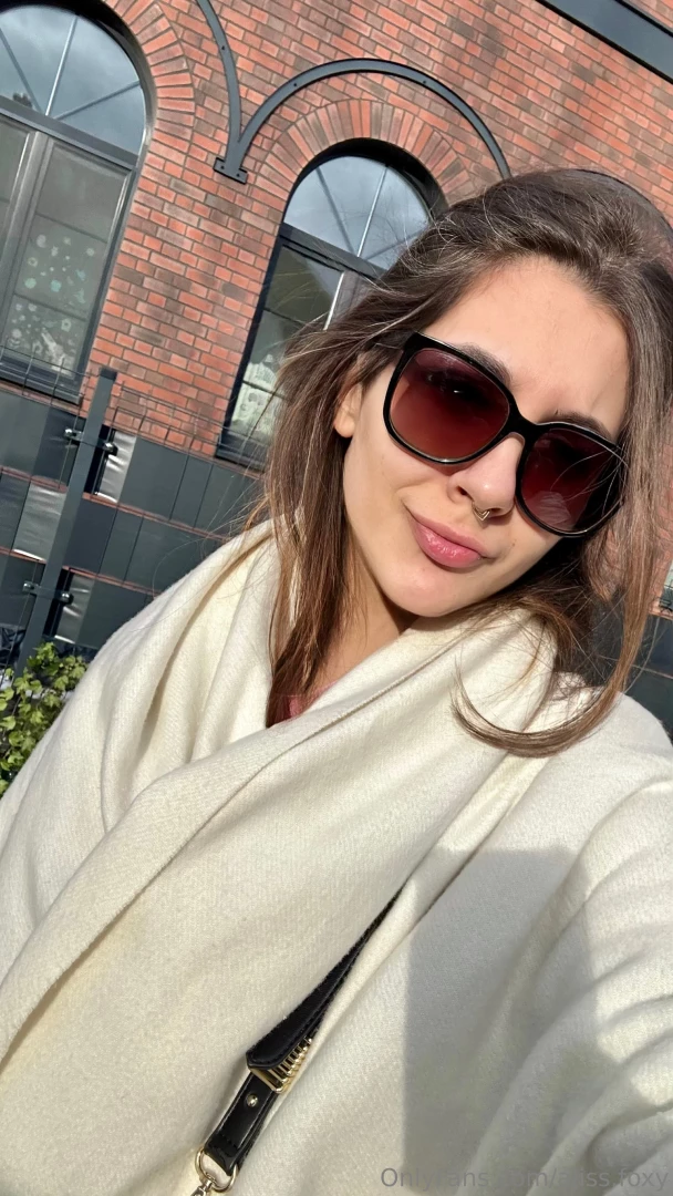 Does your weather also make you wear a warm jacket and sunglasses 