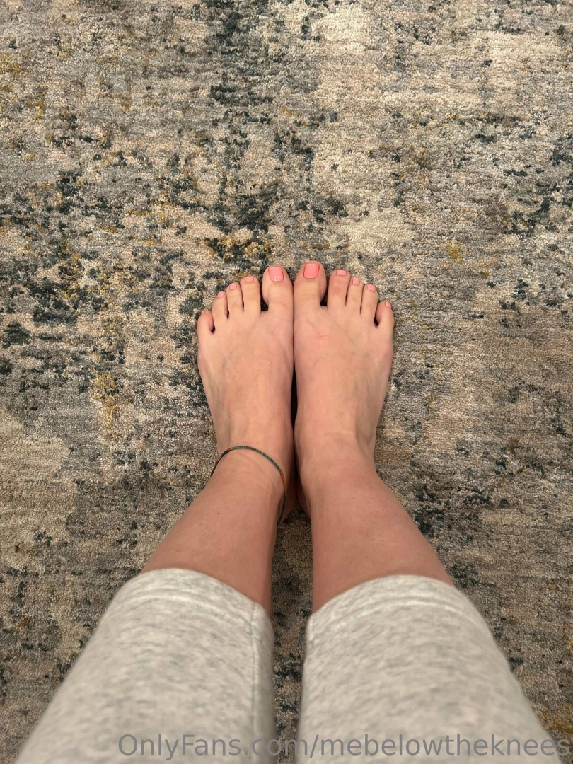 I wish i had someone here right now to worship my pretty little toes 