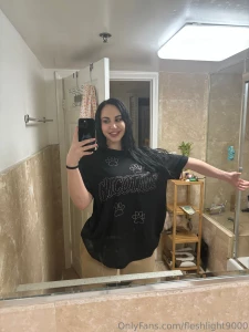 Mirror mirror on the wall who s rocking the oversized shirt after all part 1