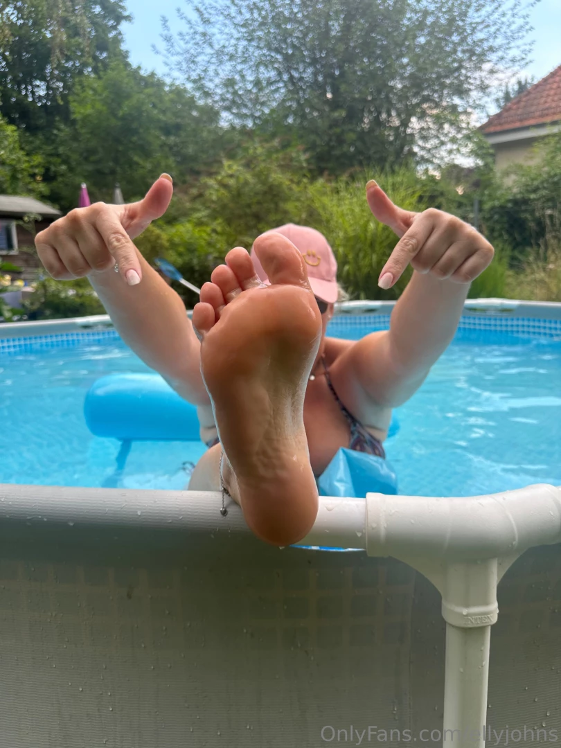 Suck these toes right now right here 