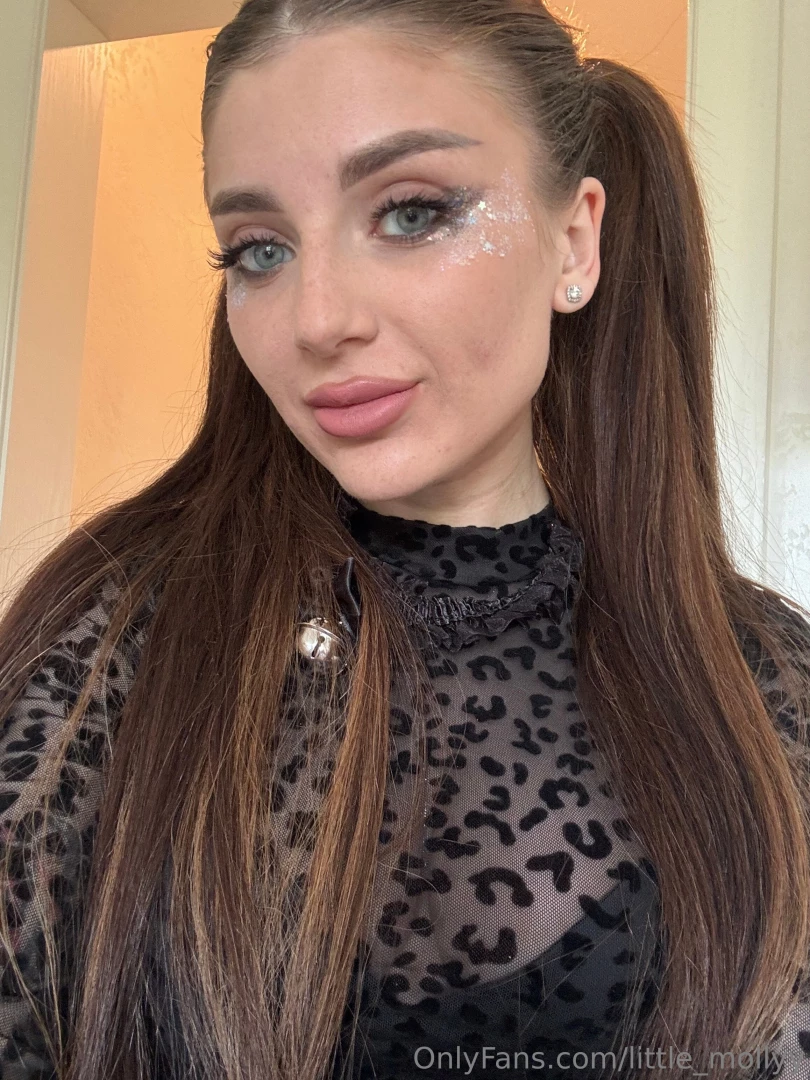 For me makeup is a real art and a way to express myself bright colors 