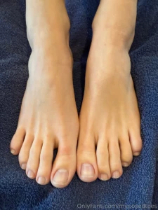Natural toe lovers this one is for you cum all over my pretty natural