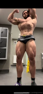 Front double bicep or hand on head single bicep i know it s too hard