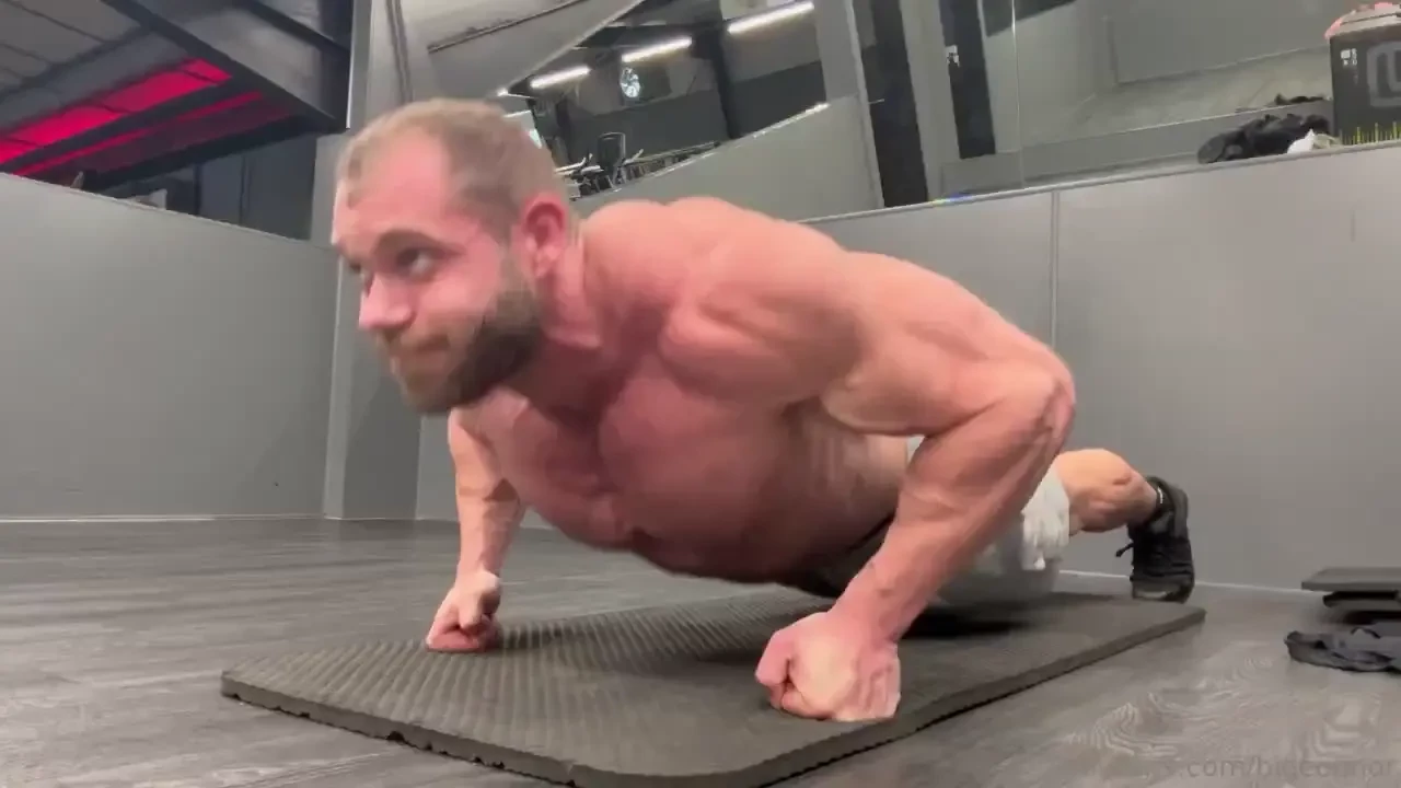 Push ups to finish off my chest day i need you to come and sit on my 