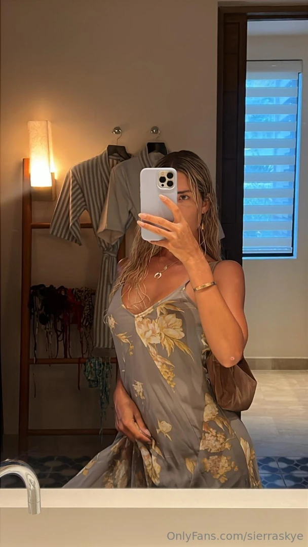 Love a good flowy dress 