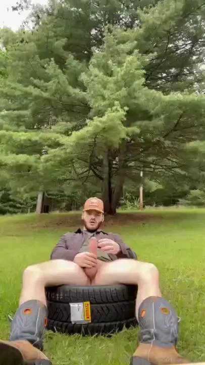 Being naked outside makes me so horny 