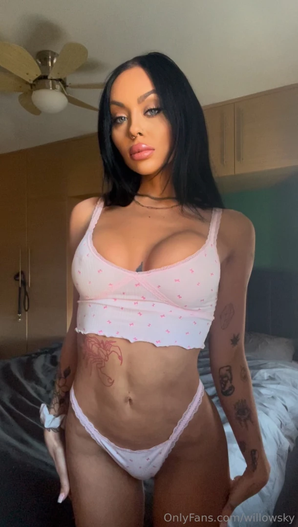 My lips looks better wrapped round your cock js xo 