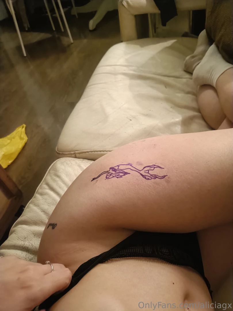 Getting a new tattoo some hours before going home 