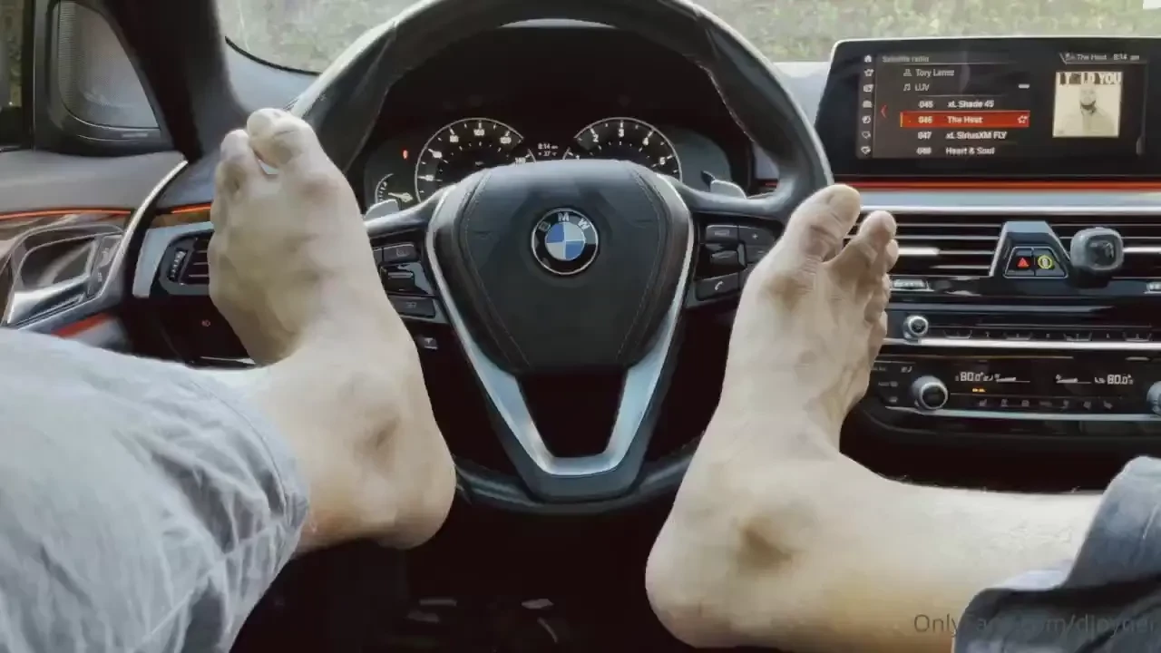 I hope you at work today fantasizing about my size 14s rubbing against 