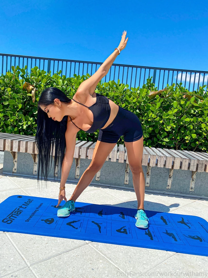 Alternating toe touch it s a functional standing ab exercise targeting 