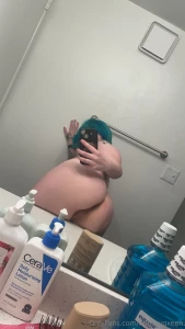 Swipe for bathroom selfie dump