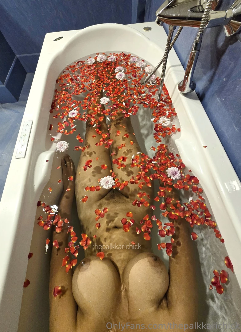 The tub clear water and the petals 6 6 