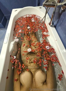 The tub clear water and the petals 6 6