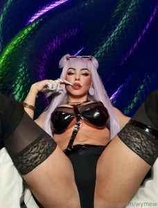 I know you want me now kneel and be mine