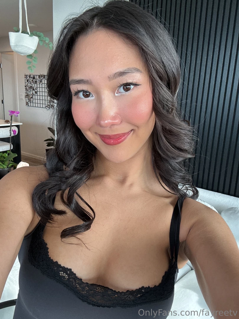 Eyes up here pretty boy 