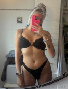 Senza vestiti ti piaccio di pi perch sto per mostrarmi nuda