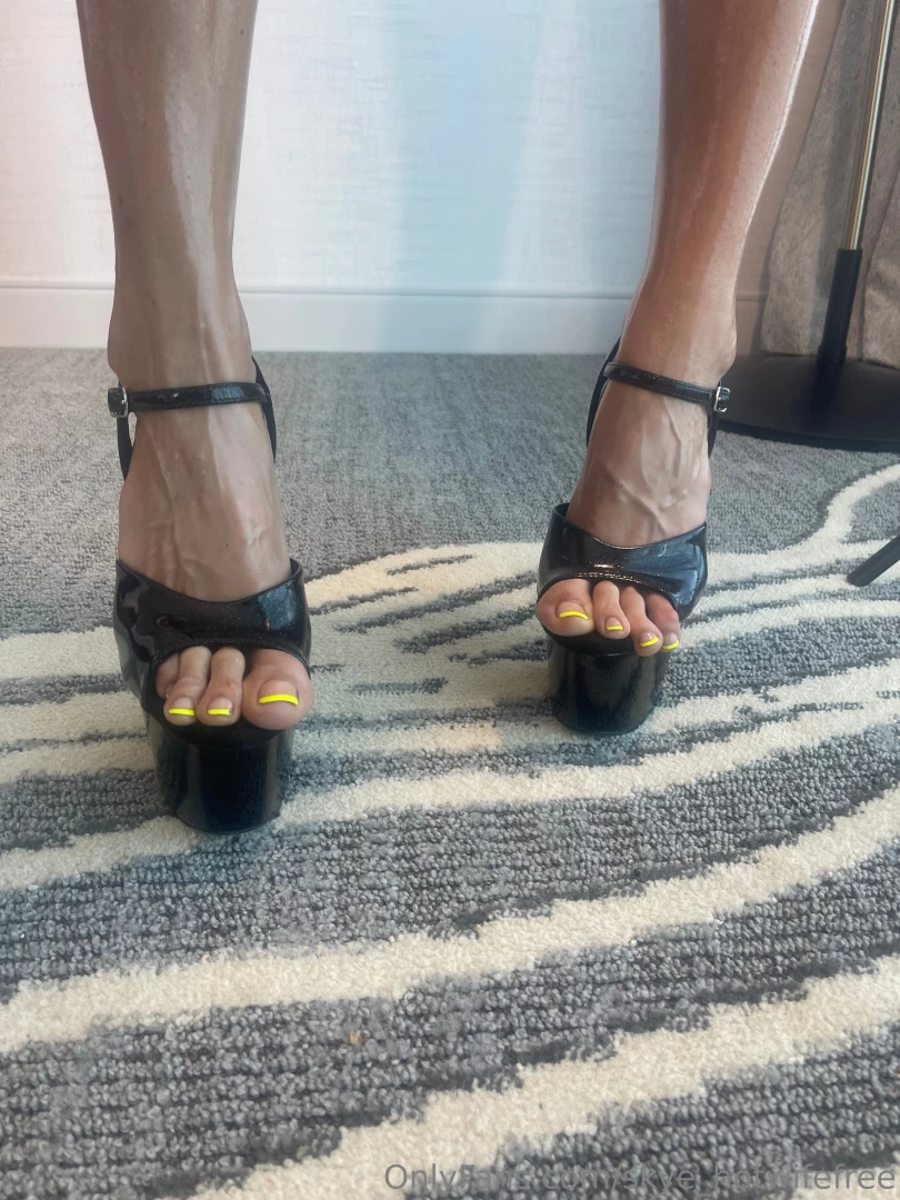 Feet pictures for sale lmao always getting requests so here they are i 
