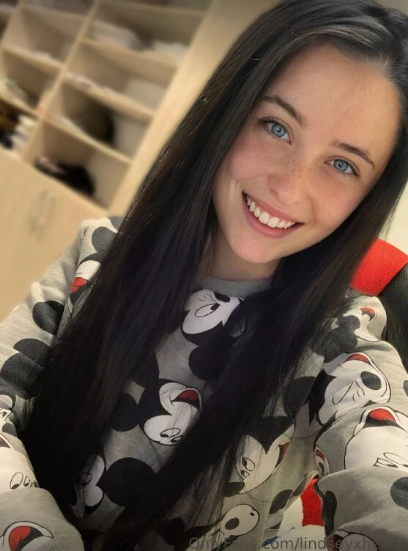 Free now this cutie is online and horny lindseyxheartx show her some part 12 