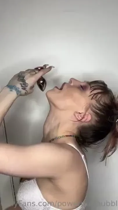 Omg i put my anal plug in my tight little asshole and i m so wet 