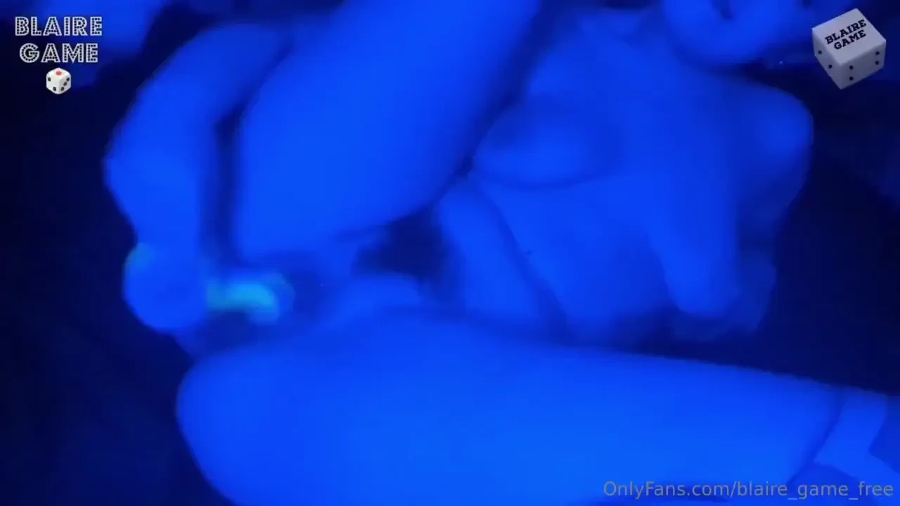 I never noticed this dildo glows under blacklight it s so cool so have 
