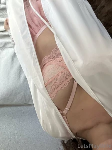 If a mature fit lady staying all alone with her dms open - you