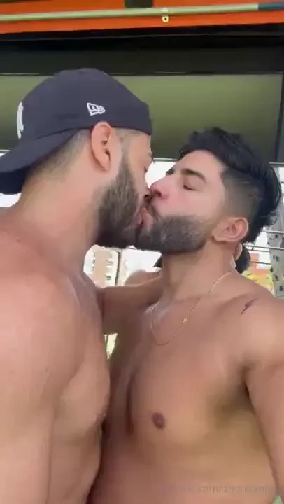 Me gusta besar a mis compa eros de gym i like to kiss my gym mates 