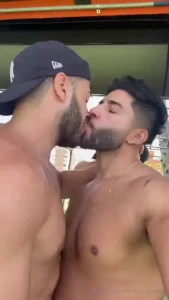 Me gusta besar a mis compa eros de gym i like to kiss my gym mates