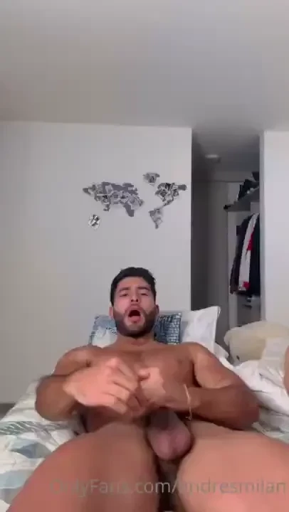 Mi amigo me la estaba chupando tan rico que bote grandes chorros de 