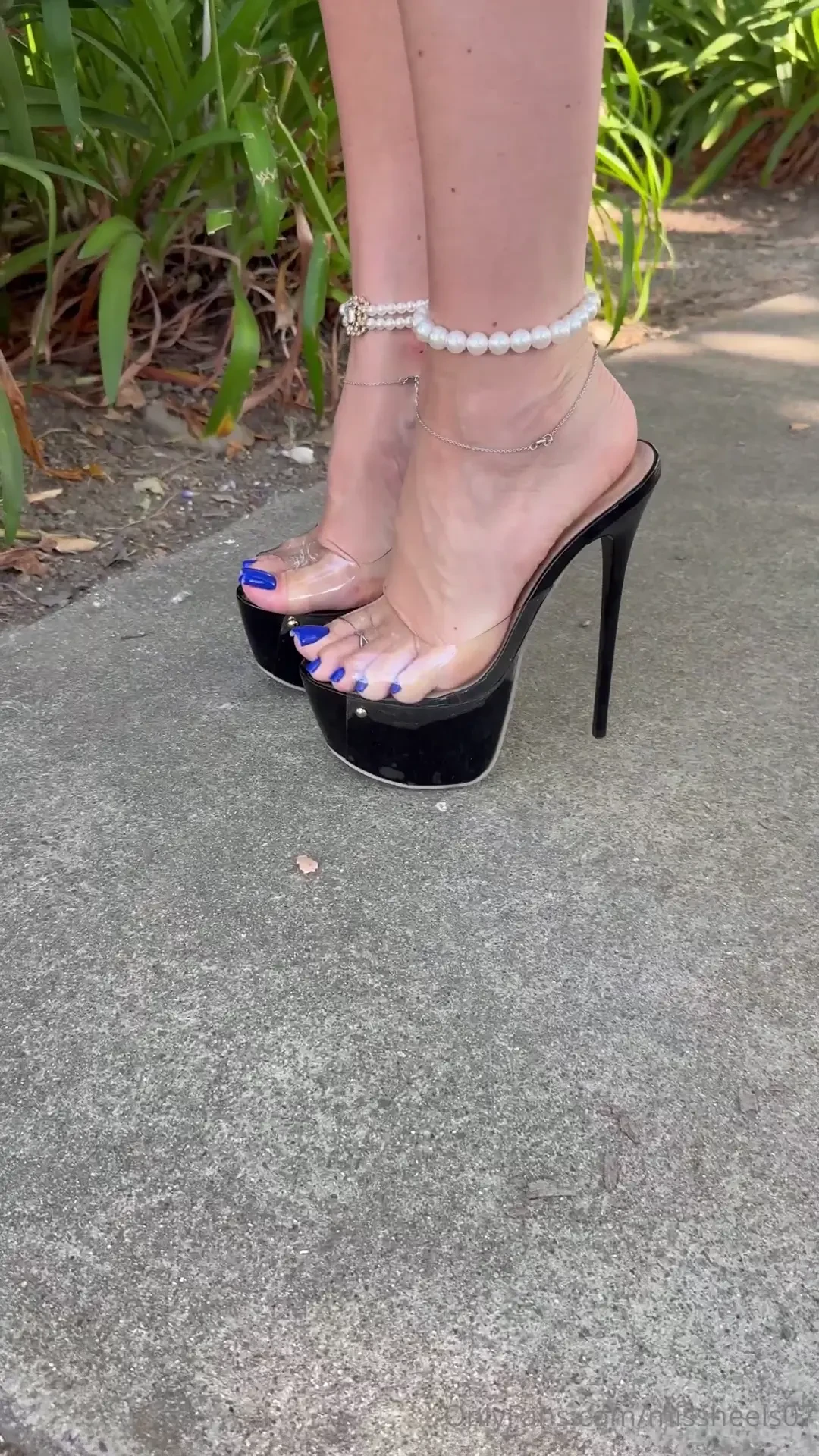 Who wanna kiss my toes 