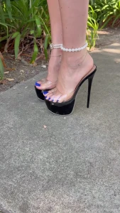 Who wanna kiss my toes