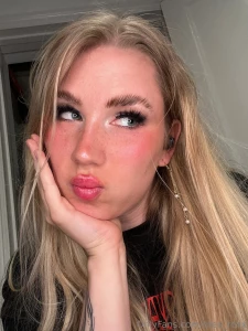 I usually take cute selfies when i feel so pretty and i take naughty