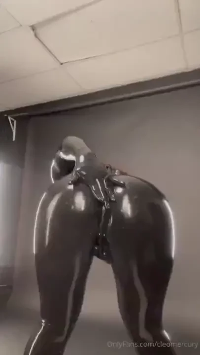 My first time ever in full latex keep watching to see me expose my 