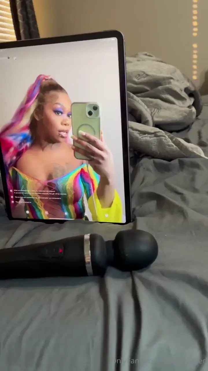 Im live right now looking this sexy cum nut on my face 