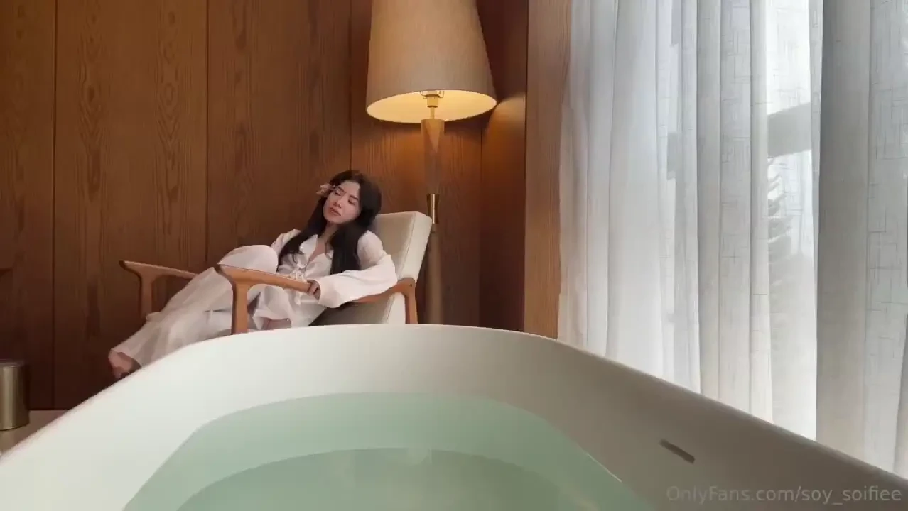 Accompany me to take a bath 