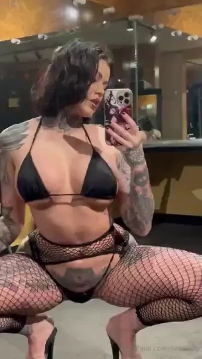 Ass so fat u can see it from the front 