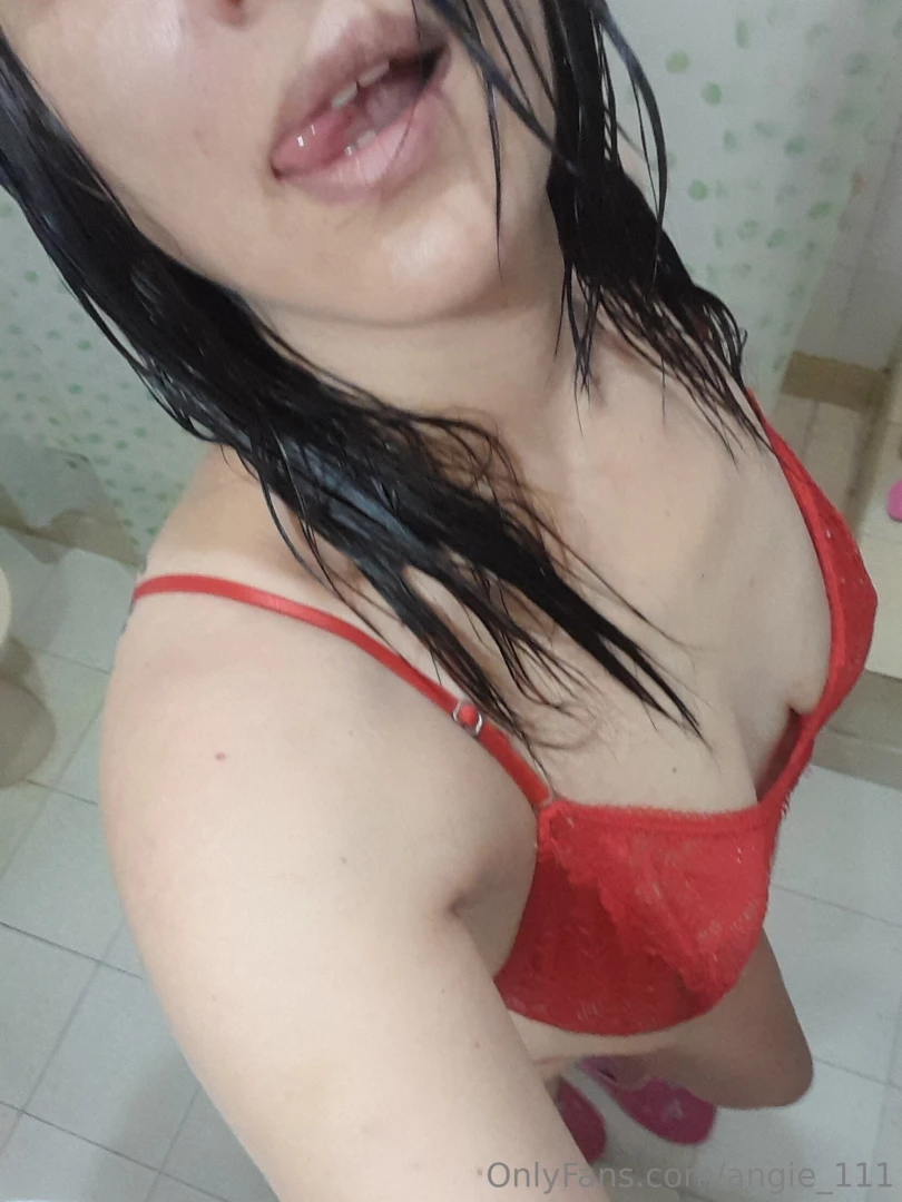 Does red look good on me daddy 