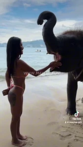 She wants to kiss me too